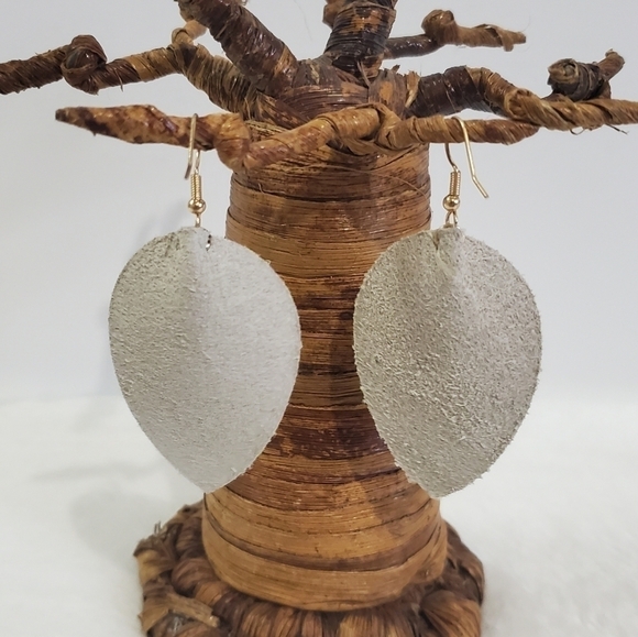 Genuine Leather Pebbled Gold Leaf Tear Drop Dangle Petal Fish Hook Earrings NWOT - Picture 7 of 7